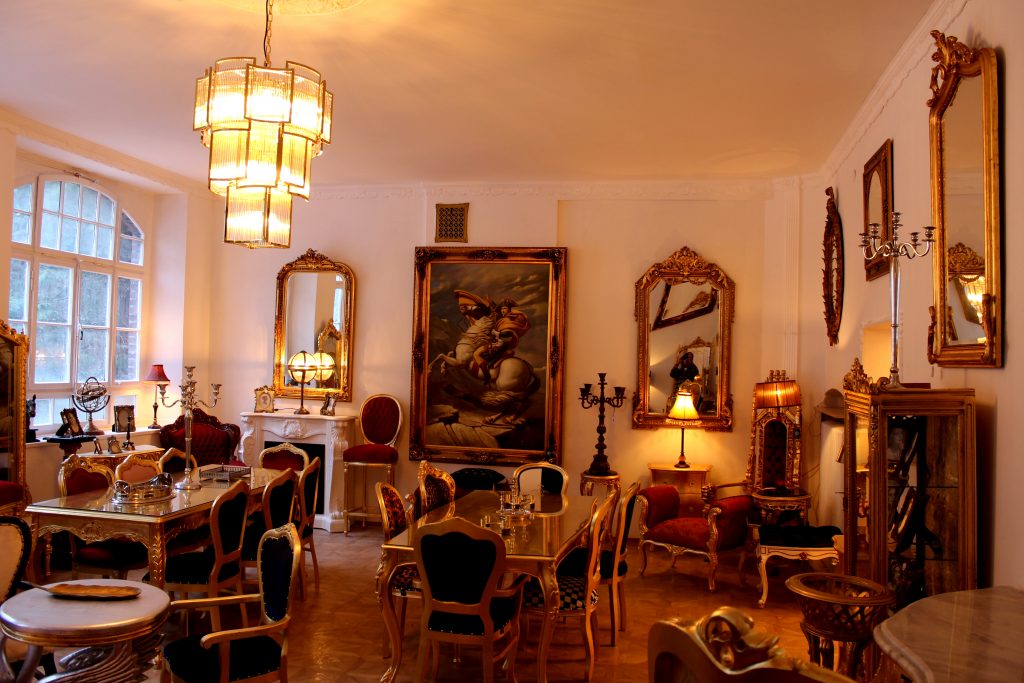 Prunkvolle Barock Möbel und handgemalte Gemälde im Showroom Castello Casa PAdrino in Essen / NRW